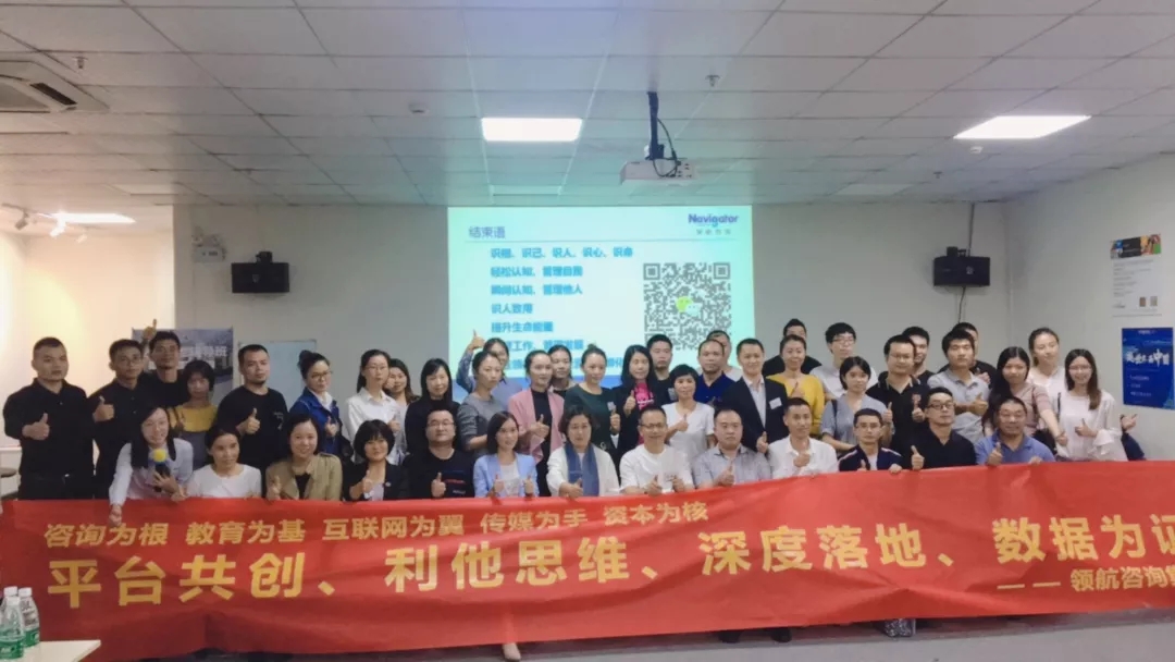 王荣良老师与学员合影.jpg 王荣良老师与学员合影.jpg