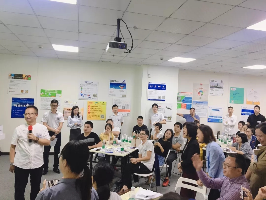 王荣良老师在上课.jpg 王荣良老师在上课.jpg